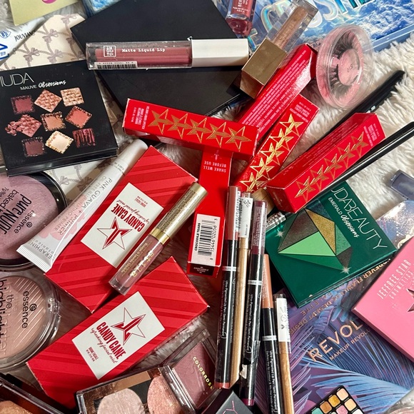 $50 SURPRISE MAKEUP/BEAUTY BAGS ⁉️💄 ALL FULL SIZE/ BNIB 😍🎉 - Picture 3 of 4